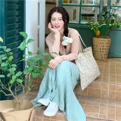 灰天鹅绒上的四只苍蝇
